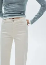 Jeans de tiro alto con diseño culotte y bajo deshilachado. Presenta cierre de cremallera y botón, trabillas para cinturón y bolsillos traseros.