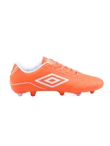 Championes de fútbol Umbro Classico III HG, color naranja brillante con detalles y logo en blanco. Presentan una estructura sintética con cordones y tapones fijos moldeados para césped natural seco (HG).