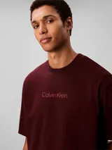Remera de algodón de corte regular, con cuello redondo y manga corta. Presenta el logo de la marca estampado en el centro del pecho.