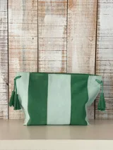 Bandolera de cuero gamuzado con diseño de franjas verticales en tonos verde y menta. Cuenta con cierre superior y borlas decorativas colgantes en los laterales.