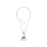 Collar largo de aleación de metales con baño de plata, compuesto por una cadena fina y un dije geométrico de diseño calado con un cristal facetado azul en el centro.