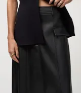 Pollera midi de corte evasé confeccionada en cuero sintético (PU), con cintura elástica, trabillas para cinturón y solapas decorativas en la parte delantera.