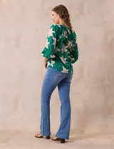 Blusa de gasa estampada marca Sioni, con cuello a la base y escote en V. Manga 3/4 con terminación fruncida.