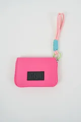 Billetera pequeña color fucsia con cierre perimetral y parche frontal con logo CNI en negro. Incluye una correa de muñeca de cordón en tonos rosado y celeste con un gancho metálico verde.