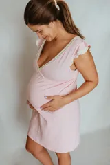 Camisón maternal de algodón color rosado, con diseño de cruce frontal para lactancia y detalle de puntilla elástica en las mangas.