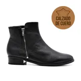 Bota corta de cuero negro con cierre lateral y taco bajo.