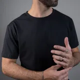 Remera negra de algodón, de manga corta y cuello redondo, con corte regular.