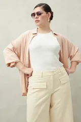 Pantalón wide leg color beige de algodón, con bolsillos delanteros con solapa y cierre con dos botones.