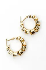 Aros tipo argolla dorados con diseño en espiral.