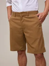 Bermuda de corte chino color marrón claro, confeccionada en mezcla de poliéster, viscosa, lino y algodón.