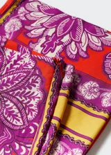 Pantalon palazzo de tiro alto con estampado floral y geométrico en tonos rojos, violetas y amarillos. Confeccionado en tejido fluido con cierre lateral de cremallera.