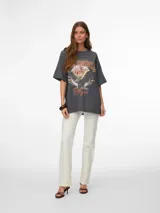 Camiseta gris oscuro de manga corta y corte oversize, con estampa frontal de águila y la leyenda 'Rock and Roll'.