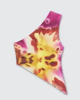Top asimétrico de un solo hombro con estampado floral en tonos bordó, amarillo y blanco.