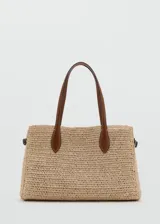 Bolso tipo tote de tejido de fibra natural en color beige, con doble asa larga de hombro en cuero sintético marrón.