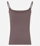 Musculosa básica de poliamida color rosa claro, con breteles finos y escote redondo.