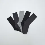 Pack de cinco pares de medias de caña media de tejido de canalé en colores negro, gris oscuro y gris claro.