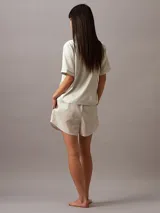 Short de pijama de corte regular confeccionado en popelina de algodón transpirable. Presenta cintura elástica con insignia de logotipo de Calvin Klein en la parte delantera y bolsillos laterales.