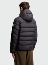 Campera puffer negra con capucha, cierre frontal con cremallera y logo de la marca en la manga izquierda.