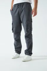 Pantalón cargo color marrón, de corte regular, con bolsillos cargo en las piernas y puños rectos.