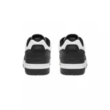 Championes Lacoste modelo Courtcage, de diseño urbano y deportivo. Presentan una combinación de paneles en color blanco y negro, con el icónico logo del cocodrilo bordado en el lateral. Cuentan con cierre de cordones y suela de goma resistente.