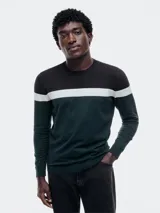 Sweater de punto con cuello redondo, mangas largas y diseño a rayas horizontales en tonos marrón, blanco y verde oscuro.