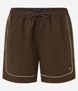 Bermuda deportiva color marrón con piping en color crema, confeccionada en poliamida de secado rápido. Cuenta con cintura elástica con cordón ajustable y bolsillos laterales.
