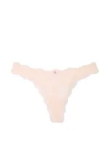 Tanga de encaje color rosado claro, de tiro bajo, con detalle de roseta en el centro.