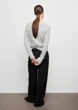 Sweater de punto de canalé con cuello redondo y manga larga, de diseño entallado.