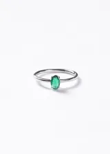 Anillo fino de plata 925 con diseño minimalista, presenta una zirconia verde de corte ovalado engarzada en cuatro puntas.