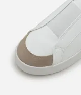 Championes slip on blancos con puntera y talón en gamuza color beige.