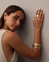 Esclava rígida de diseño artesanal con textura irregular y acabado metálico, ideal para uso diario.