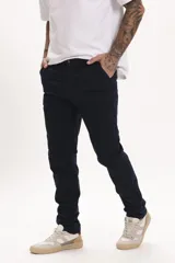 Pantalón chino color marrón claro, de corte recto y tiro medio.