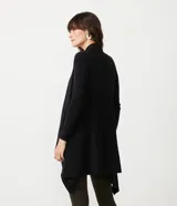 Cardigan largo de punto texturizado color ladrillo, con abertura frontal y terminación en puntas.