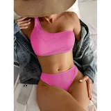Conjunto de bikini texturado color tostado, compuesto por un top de un solo hombro y bombacha vedetina tiro medio.