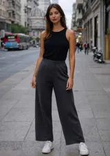 Pantalón de tejido de punto en color gris oscuro, de corte recto y tiro alto con cintura elástica.