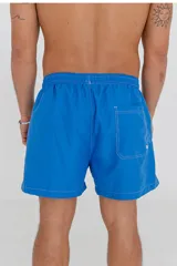 Short de baño celeste con cordón ajustable en la cintura.