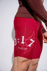 Calza deportiva corta de color rojo, con diseño estampado en el lateral que incluye el número 3:17, alas y una frase motivacional. Confeccionada en tejido técnico elástico de alta compresión.