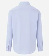 Camisa de vestir blanca de algodón con textura maquinetada, cuello camisero y mangas largas.