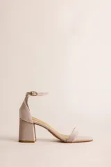 Sandalias de tacón ancho con tira delantera y correa ajustable al tobillo, confeccionadas en tela de tapicería con forro y plantilla de cuero.
