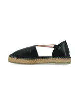 Alpargata estilo d'Orsay de cuero napa color negro con base de yute levemente elevada y tiras de ajuste elásticas en tono tostado.