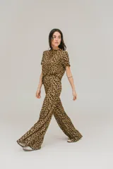 Pantalón de calce holgado con estampado de leopardo.