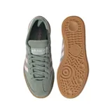 Championes adidas Handball Spezial de gamuza en color verde oliva con las icónicas tres tiras y detalle en el talón en color rosa pastel. Presenta suela de goma color caramelo y el nombre del modelo grabado en el lateral.