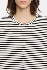 Camiseta de punto roma con rayas horizontales blancas y negras, corte recto y manga corta ancha. Presenta un escote redondo y un detalle de nervio vertical en el centro delantero.