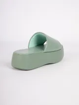 Sandalias blancas de tira ancha lisa y acolchonada, con plataforma de 5cm.