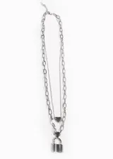 Collar doble plateado con cadena de eslabones gruesos y cadena fina. Incluye dije de corazón y dije de candado.