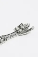 Aro plateado con dije de pantera articulada con incrustaciones brillantes. El dije tiene cabeza, cuerpo y cola articulados.