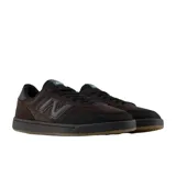 Championes New Balance Numeric 440, modelo diseñado para skate y uso urbano, en color marrón con detalles en negro. Presentan una combinación de materiales en la capellada, logo N lateral y suela de goma con base color caramelo.