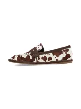 Mocasín de cuero con pelo vacuno en tonos marrón y blanco, con diseño clásico de antifaz y detalles fruncidos.