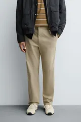 Pantalón de corte recto confeccionado en tejido de sarga con estructura diagonal. Presenta cintura elástica, bolsillos delanteros, bolsillos traseros de vivo y cierre frontal con cremallera y botón.