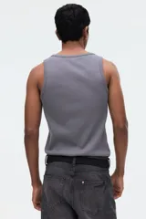 Musculosa gris oscuro de punto acanalado, confeccionada en mezcla de algodón, con cuello redondo y diseño ajustado slim fit.